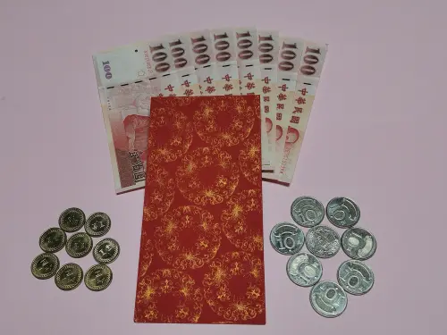 ▲「手尾錢」是給子孫的祝福,通常是吉利金額。(圖/楊登嵙提供) ▲「手尾錢」是給子孫的祝福,通常是吉利金額。(圖/楊登嵙提供)