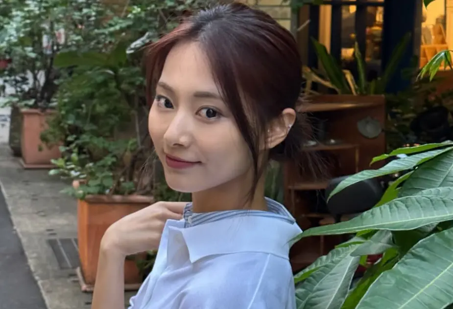 TWICE子瑜端午狂發「台味美照」！0偽裝信義區看展、大稻埕喝咖啡