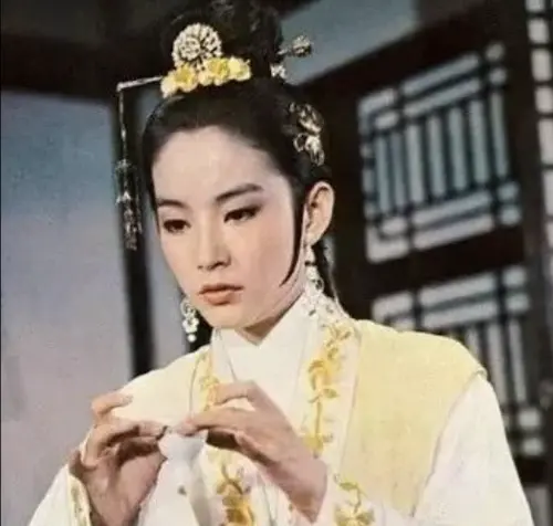 ▲林青霞的白蛇在端午節要喝下雄黃酒時,內心充滿猶豫和掙扎。(圖/摘自微博) ▲林青霞的白蛇在端午節要喝下雄黃酒時,內心充滿猶豫和掙扎。(圖/摘自微博)