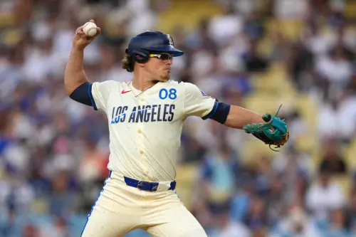 ▲洛杉磯道奇以18：2大勝紐約洋基的比賽中，道奇隊內野手Kike Hernandez在第9局登板投球，再度上演「代班終結者」戲碼。（圖／美聯社／達志影像）