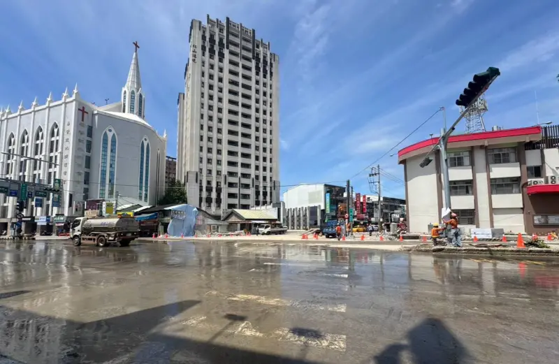 ▲北屯中清路與大鵬路口天橋拆除後進行路面清洗(圖／建設局提供2025.6.1)