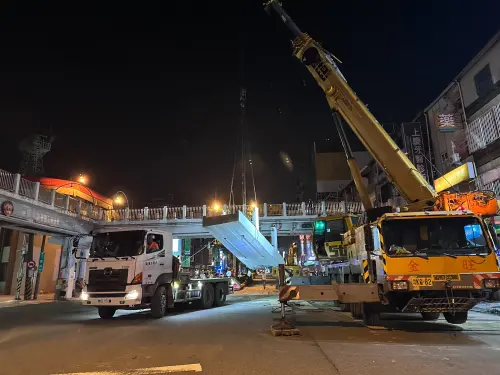 中市建設局3天高效拆除天橋 市民直呼便利 ▲北屯中清路與大鵬路口天橋展開夜間拆除作業(圖/建設局提供2025.6.1)