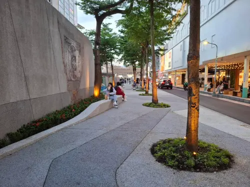 ▲中山站1號出口外牆採用曲面造型清水混凝土工法，施工時須掌握建築設計的空間幾何。