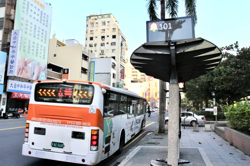 ▲中市候車亭服務燈4年多來，使用「黃色笑臉鈴鐺」服務燈累計使用人次超過800萬人次(圖／交通局提供2025.6.1)