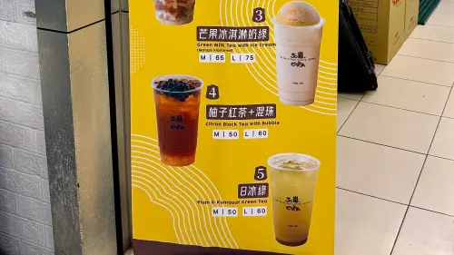 ▲端午節後天氣越來越熱，靠手搖飲料消暑！50嵐被發現開賣新品「日沐綠」，向開賣九層塔「高讚塔奶蓋烏龍綠」的一沐日下戰帖？資深粉絲笑說一看就知是「經典品項」店員聽得懂，真相令人莞爾。（圖／記者蕭涵云攝）