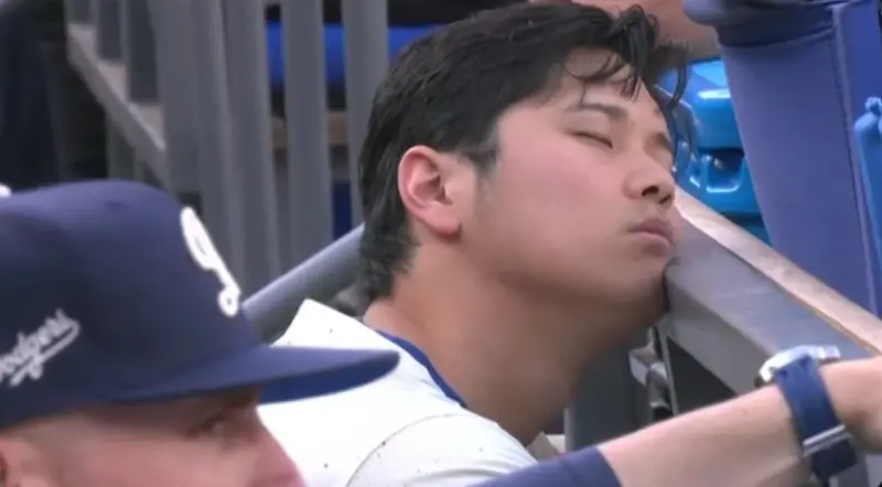 MLB／大谷翔平場邊「累到睡著」！投打二刀流太操　球迷不忍苛責