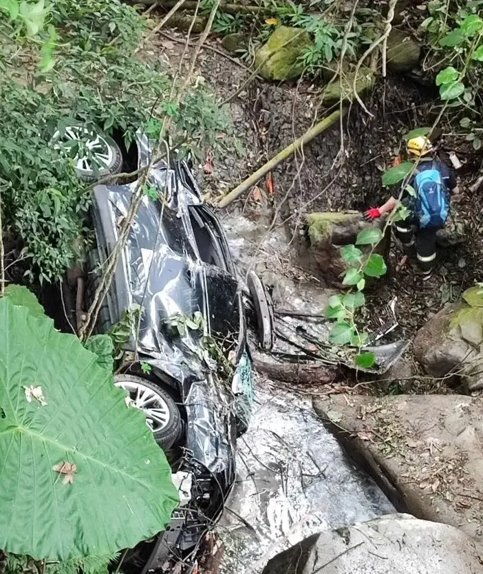 駕車載德國友人赴大雪山遊玩 衝落15m深山谷