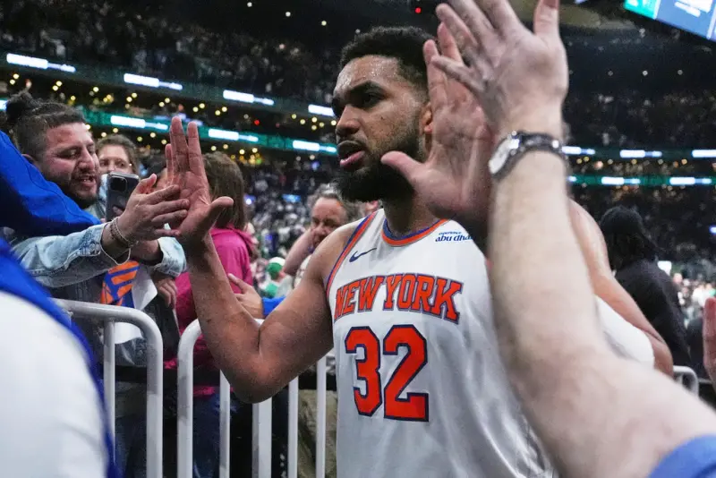 ▲紐約尼克內部有不少矛盾，包括部分球員和教練對於Karl-Anthony Towns防守習慣的不滿，Mikal Bridges對於主帥Tom Thibodeau操主力球員的質疑，以及主力陣容化學反應不如預期，都使得他們季後有很多問題要解決。（圖／美聯社／達志影像）