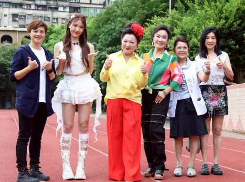 ▲胡利(左起)、曹晶晶、白冰冰、曹金鈴、郭昭巖議員、蔣黎麗,一起為公益演出付出心力,蔣黎麗透露自己身旁還是有追求者,卻沒有想再婚,她的兒子也一直想要她移民美國,但她覺得朋友都在台灣,美國很無聊。(圖/記者朱永強攝) ▲胡利(左起)、曹晶晶、白冰冰、曹金鈴、郭昭巖議員、蔣黎麗,一起為公益演出付出心力,蔣黎麗透露自己身旁還是有追求者,卻沒有想再婚,她的兒子也一直想要她移民美國,但她覺得朋友都在台灣,美國很無聊。(圖/記者朱永強攝)