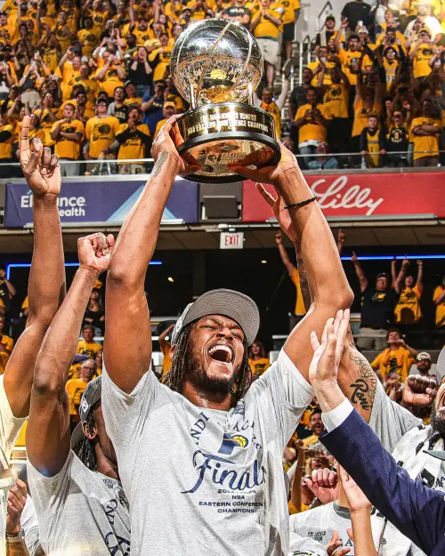 印第安那溜馬前鋒Myles Turner捧起東區冠軍獎盃。(圖/取自NBA X) ▲印第安那溜馬前鋒Myles Turner捧起東區冠軍獎盃。(圖/取自NBA X)