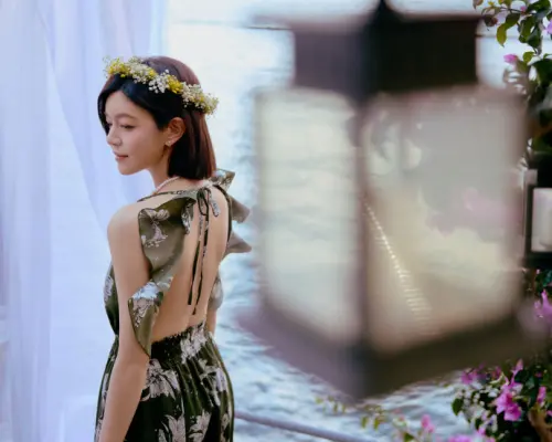 ▲陳妍希昨日公開一系列慶生美照，她身穿露被綠色碎花洋裝，其中一組背影照8歲兒子「小星星」也入鏡，他看起來抽高不少，粉絲也訝異直呼：「小星星長這麼大了」（圖／陳妍希工作室微博）