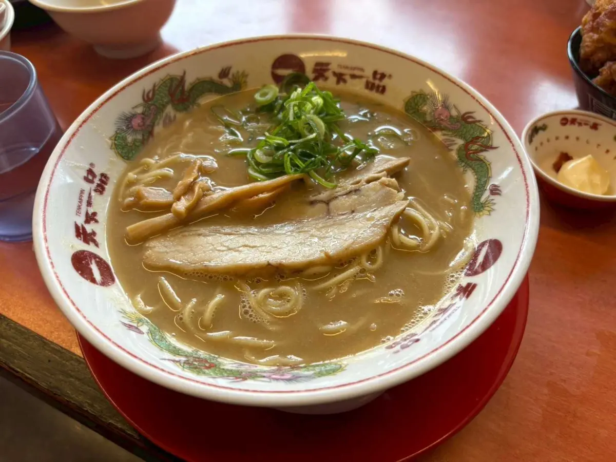 ▲以濃郁雞骨湯底聞名的日本拉麵連鎖店「天下一品」至少10間位於首都圈的分店即將在6月關閉。（圖／翻攝自天下一品X）