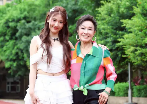 ▲曹晶晶(左)是曹金鈴的姪孫女,兩人都是舞蹈高手。(圖/記者朱永強攝) ▲曹晶晶(左)是曹金鈴的姪孫女,兩人都是舞蹈高手。(圖/記者朱永強攝)