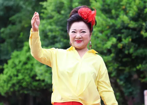 白冰冰驚曝「70歲讓座65歲」！免費送江蕙票　竟讓長者開心跳起來
