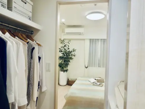 更衣室,房間,更衣間(示意圖/翻攝自photoAC) ▲可以直接把更衣室的門拆掉,變成開放式空間化解「房中房」風水煞。(示意圖/翻攝自photoAC)