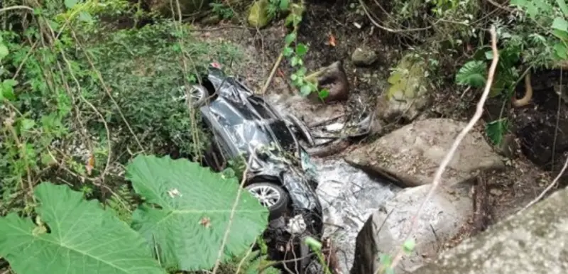 ▲ 台中市東勢區1日發生汽車墜谷意外，兩名女子受傷。（圖／翻攝畫面）