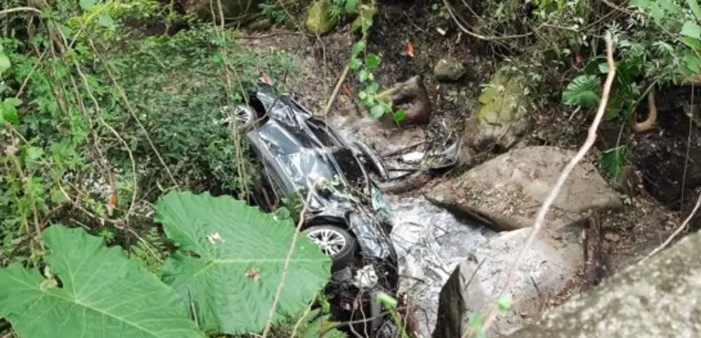 ▲ 台中市東勢區1日發生汽車墜谷意外，兩名女子受傷。（圖／翻攝畫面）