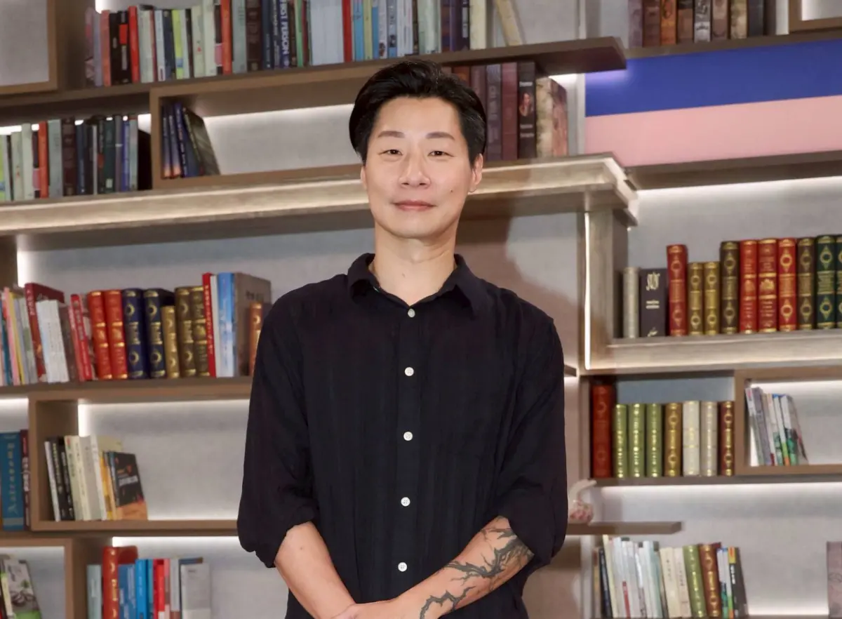 ▲即將就任駐芬蘭代表的林昶佐，接受三立《話時代人物》訪問，透露妻子Doris腦部有罕見病變，為此他退出競選，且在回憶過去曾被父親家暴時，心中傷疤再被掀開，忍不住哽咽到差點中斷錄影。（圖／三立提供）