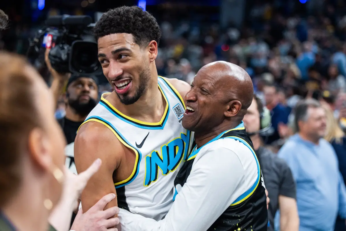 ▲相隔25年，印第安納溜馬再次闖入NBA總冠軍賽。當家主控Tyrese Haliburton的父親John Haliburton在禁令解除後重回場邊，親眼見證溜馬擊敗尼克。賽後他難得開金口，感性地對兒子說：「我早就告訴你，這一切會比你想像的還要美好。」（圖／路透／達志影像）
