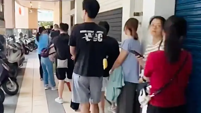 ▲高雄裕誠路出現超長排隊人龍，不是UG TEA、得正，來自鶴茶樓旗下新開幕的「青山 青茶專業製作」，今送「每人免費一杯飲料」等開幕優惠一覽。CoCo都可明開賣「鮮芋雪冰、手作仙草凍乳」。（圖／翻攝自青山FB）