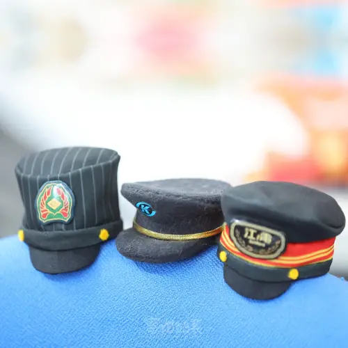 ▲蜜柑站長專屬的高雄捷運制服、嵐電制服、江之鐵製服。（圖／高雄捷運-蜜柑站長）