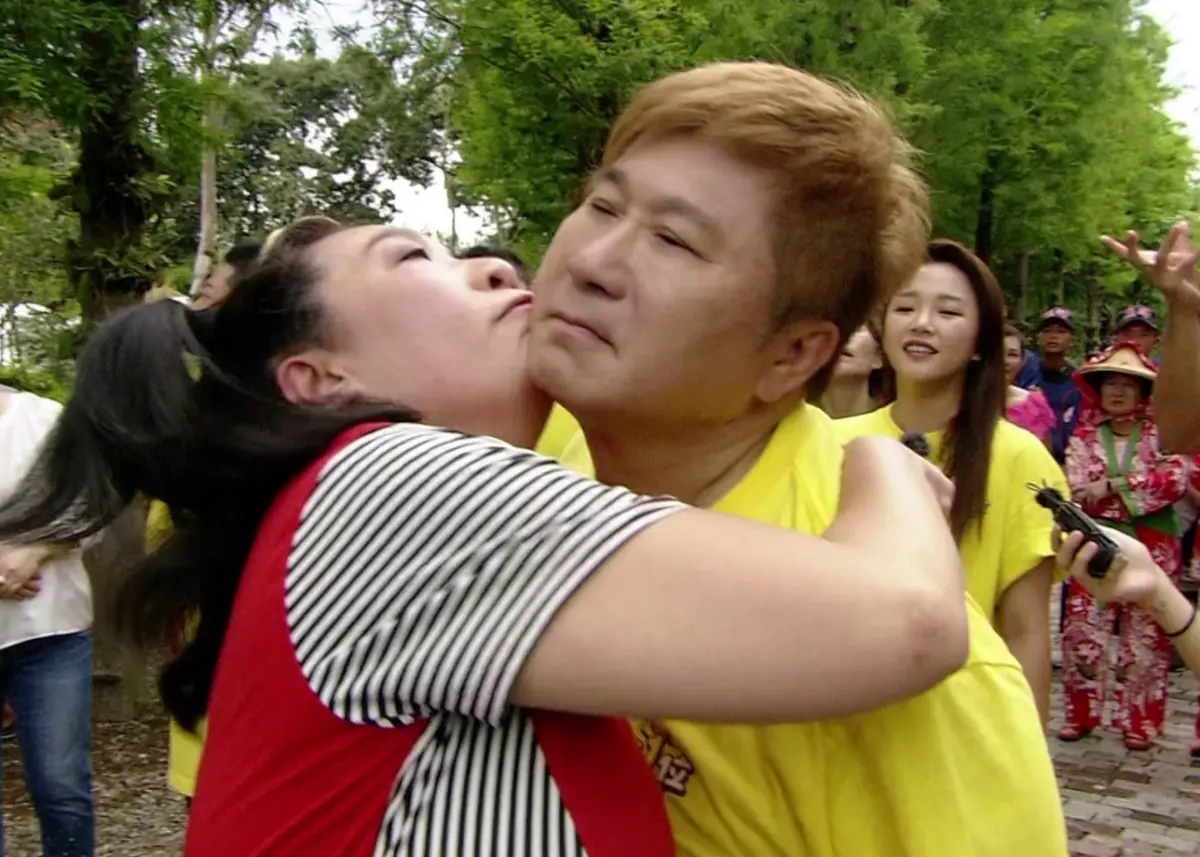 ▲胡瓜（右）在《綜藝大集合》獲製作單位安排「生日驚喜」，跟許久沒見的如花（左），大玩「臉貼臉」的遊戲，如花還表示是第一次玩這種遊戲，要把「第一次」獻給胡瓜。（圖／民視提供）