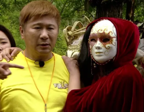 ▲胡瓜（左）接受《綜藝大集合》製作單位安排的驚喜，見到編號4號的神祕女郎。（圖／民視提供）