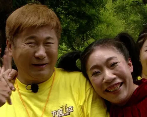 ▲神祕女郎摘下面具後，原來是好久不見的如花（右），胡瓜露出耐人尋味的表情。（圖／民視提供）