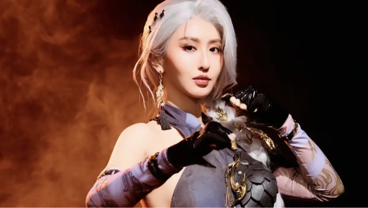 ▲薔薔（如圖）以銀白色馬尾、火辣盔甲造型拍攝手遊片，上半身露出香肩，下半身解放蜜桃臀，過程中險些春光外洩，讓她忍不住直呼：「你們這群變態設計師！」（圖／《逆水寒》提供）