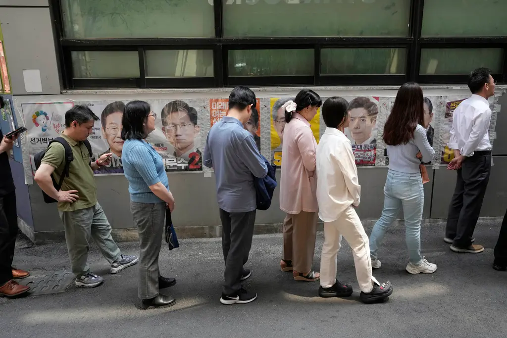 ▲韓國5月29至30日舉行總統大選提前投票，大批民眾在投票所外排隊。（圖／美聯社／達志影像）
