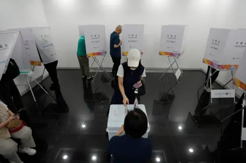 ▲韓國5月29至30日舉行總統大選提前投票,大批民眾在投票所外排隊。(圖/美聯社/達志影像) ▲韓國5月29至30日舉行總統大選提前投票。(圖/美聯社/達志影像)