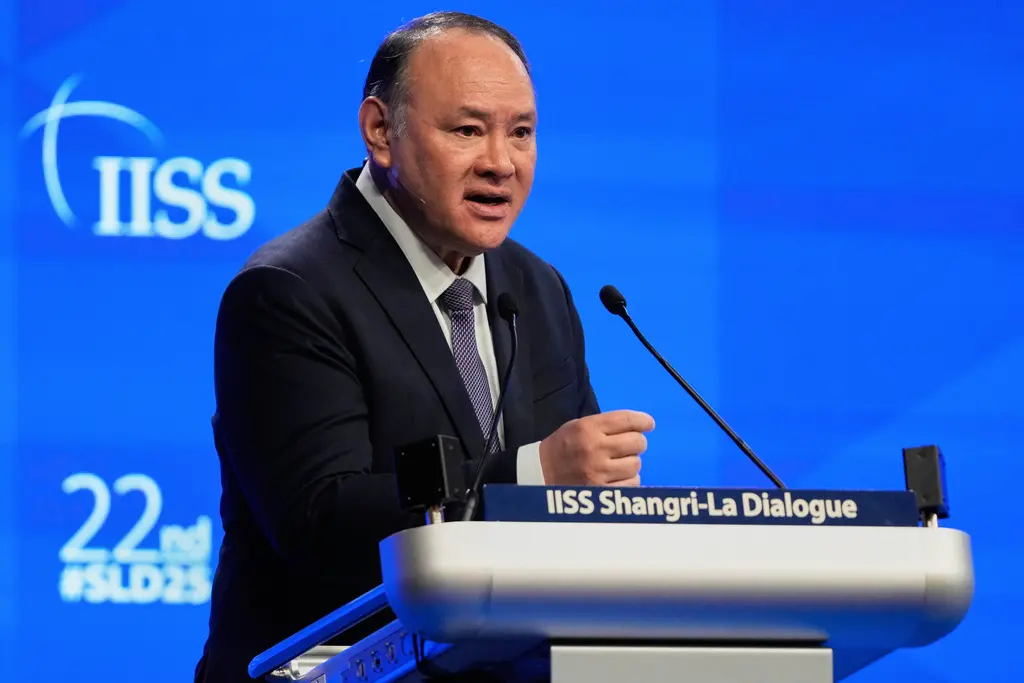 ▲菲律賓國防部長鐵歐多洛（Gilberto Teodoro）出席香格里拉對話，當面駁斥解放軍上校的挑釁性提問，獲得與會者熱烈掌聲，（圖／美聯社／達志影像）