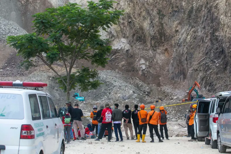 ▲印尼西爪哇省採石場發生嚴重岩石崩落事故，現場可見巨石堆疊，作業設備遭掩埋，意外造成18死7失蹤。（圖／美聯社／達志影像）