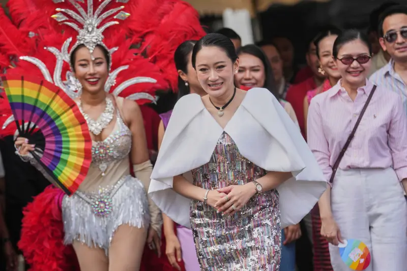▲泰國總理貝東丹身穿銀色彩虹洋裝現身曼谷驕傲月遊行現場，與參與民眾親切互動並合影留念。（圖／美聯社／達志影像）