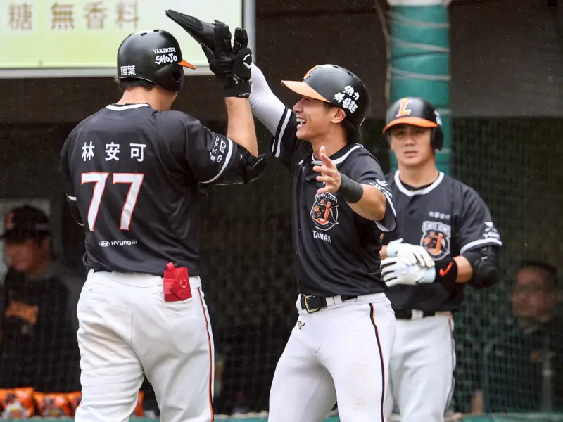 ▲統一獅本場靠著邱智呈、林安可三局上單局2支兩分砲貢獻，搭配先發投手梅賽斯6局好投，終場5：0完封樂天桃猿，成為全聯盟第一支拿到25勝球隊，戰績持續排名首位。（圖／統一獅提供）