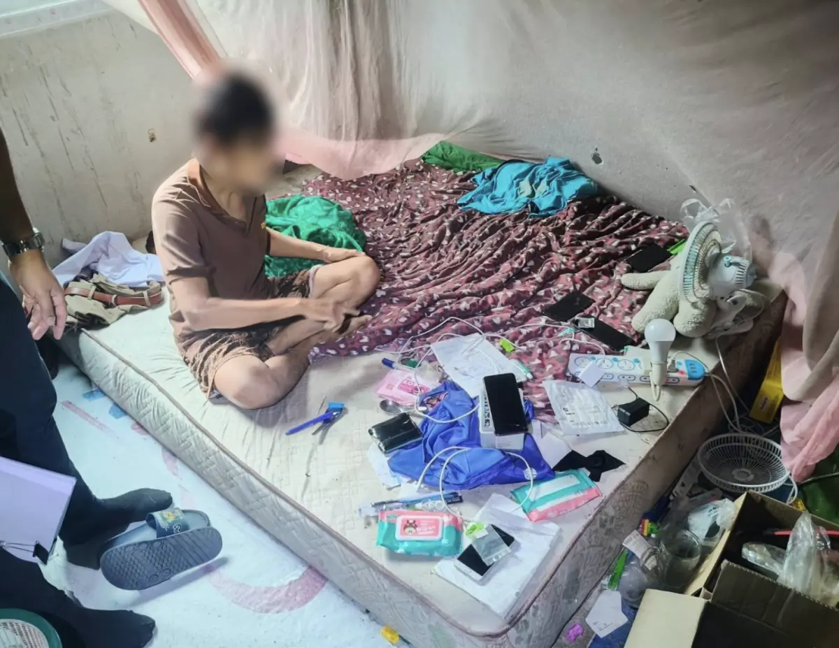 ▲泰國警方在董里府逮捕涉嫌利用親生兒子製作不當內容牟利的42歲男子，現場查獲多項證物。（圖／翻攝自fm91bkk）