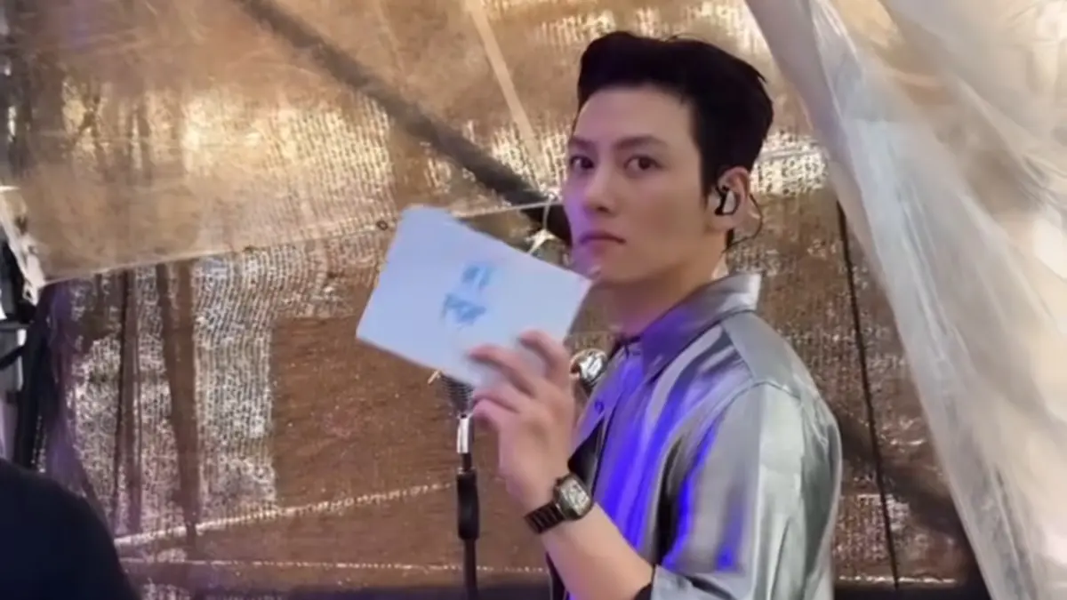 ▲韓國男神池昌旭昨（31）日擔任KT POP拼盤演唱會主持人，活動從晚上6點開始直至10點，結束後他開心的用「手刀跳出會場」，趕下班的畫面全被拍，讓粉絲笑瘋。（圖／池昌旭IG）