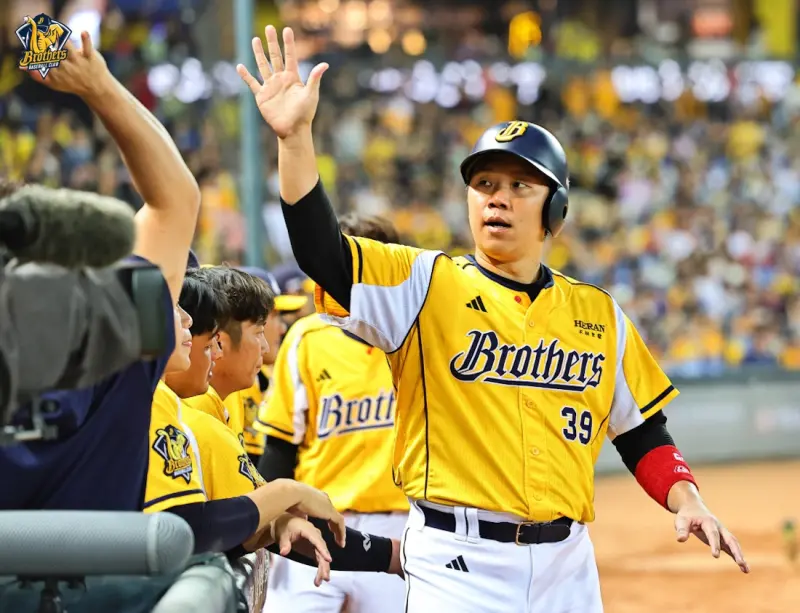 ▲詹子賢單場雙響砲、百轟達陣，中信兄弟全場9支安打豪奪12分，味全龍直到最後一個半局才攻下分數，中信兄弟終場擊敗味全龍，排名也升至第2。（圖／中信兄弟提供）
