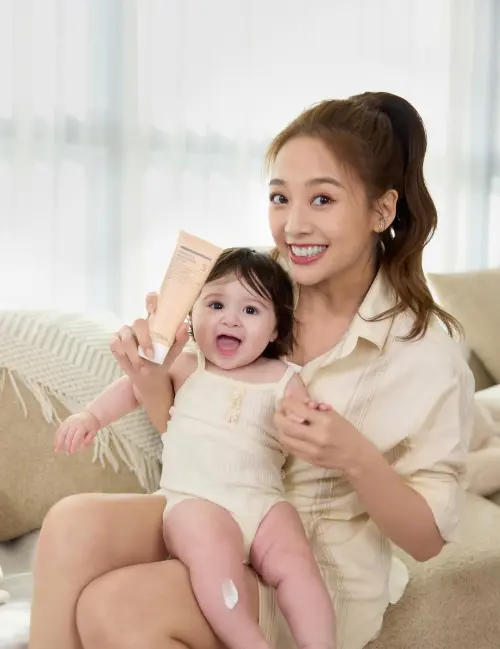 ▲鬼鬼（右）曬出與混血寶寶互動影片，母愛畫面引發討論。（圖／鬼鬼臉書）