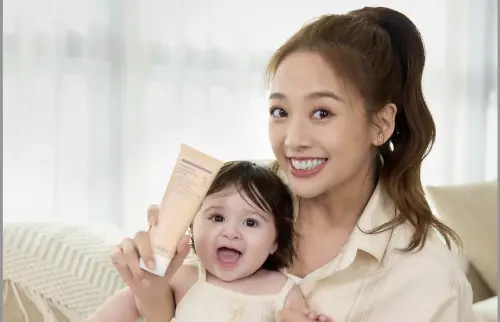 ▲藝人「鬼鬼」吳映潔於今年初震撼宣布未婚生女，今（1）日她突然在社群曝光與一位混血寶寶互動的照片，粉絲也紛紛留言表示：「是鬼鬼的女兒嗎」、「眼睛好大」。（圖／鬼鬼臉書）