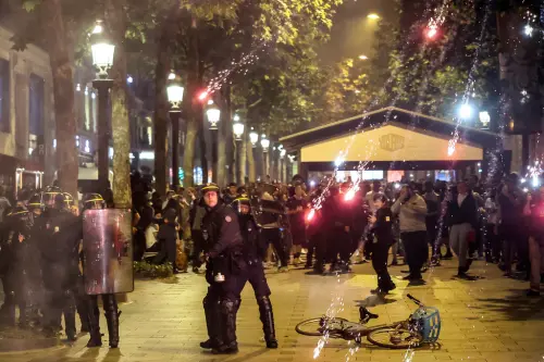 ▲法國球迷5月31日在巴黎慶祝法甲球隊巴黎聖日耳曼（Paris St Germain）奪得歐冠獎盃，但慶祝活動失控，造成2死192傷，逾500人遭逮。（圖／美聯社／達志影像）