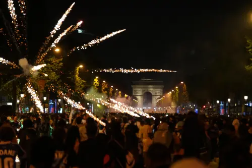 ▲法國球迷5月31日在巴黎慶祝法甲球隊巴黎聖日耳曼（Paris St Germain）奪得歐冠獎盃，但慶祝活動失控，造成2死192傷，逾500人遭逮。（圖／美聯社／達志影像）