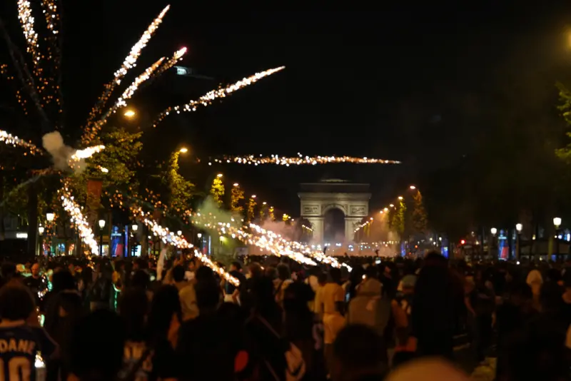 ▲法國球迷1日在巴黎慶祝法甲球隊巴黎聖日耳曼（Paris St Germain）奪得歐冠獎盃，但慶祝活動失控，造成2死192傷，逾500人遭逮。（圖／美聯社／達志影像）
