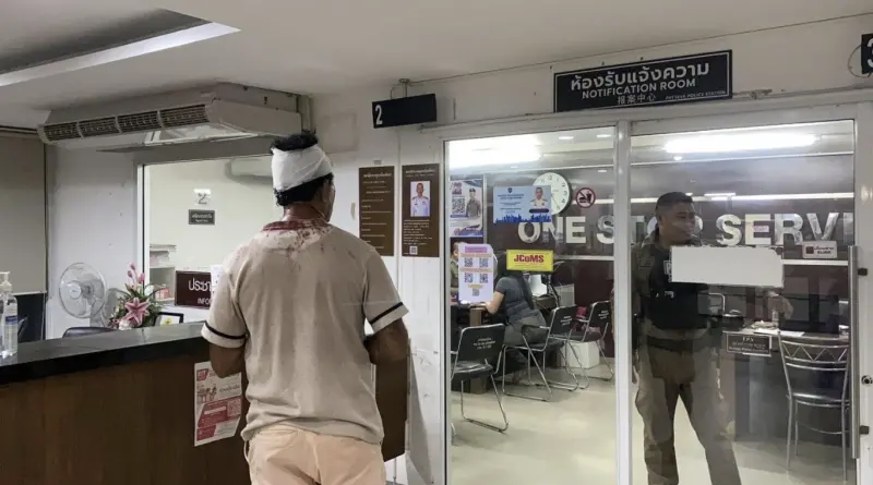 ▲斯里蘭卡男子在泰國芭達雅與變性女子發生交易糾紛，遭高跟鞋連續敲頭受傷送醫。（圖／翻攝自Bangkok Post）