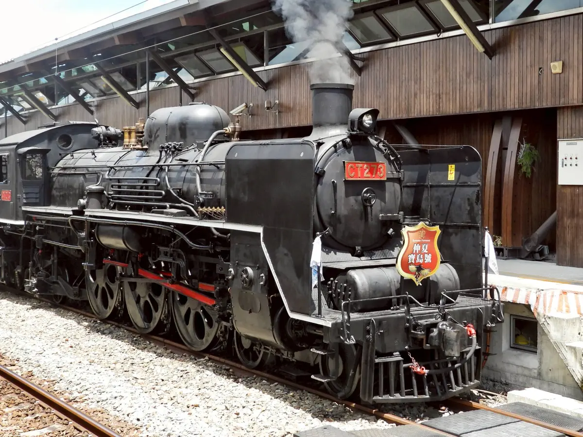 ▲仲夏寶島號由「蒸機女王」CT273蒸汽機車頭附掛6節莒光號行駛玉里至臺東。（圖／台鐵提供）