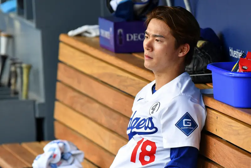 ▲洛杉磯道奇日籍王牌山本由伸20日主場迎戰教士，繳出6.1局失3分吞敗。賽後焦點卻是第三局的一次誤判爭議，讓他與MLB史上罕見的「完美一局」擦肩而過，無緣寫下歷史。（圖／美聯社／達志影像）