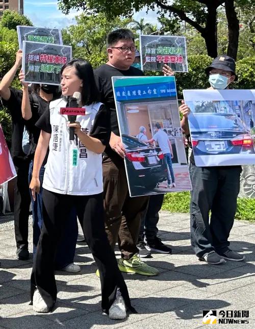 ▲黃國昌汐金萬辦公室主任陳語倢（左）踢爆監委王榮璋搭乘公務車上理髮廳。（圖／記者林詠青攝，2025.06.02）