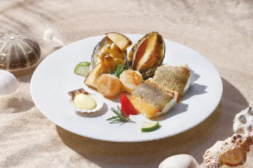 身分證快對!夏慕尼鐵板燒送「鮑魚干貝海鮮盤」 肉多多火鍋加菜 ▲夏慕尼鐵板燒贈送的「鮑魚干貝海鮮盤」海味十足。(圖/王品集團提供)