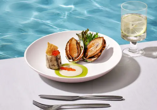 ▲王品牛排夏季贈菜「柚香鮑魚佐季節鮮魚」。（圖／王品集團提供）