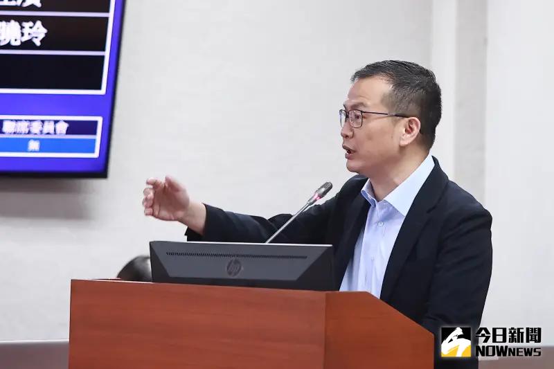 ▲國民黨立委羅智強宣布，要加告民進黨立委王義川、陳培瑜，求償100萬。（圖／記者葉政勳攝）
